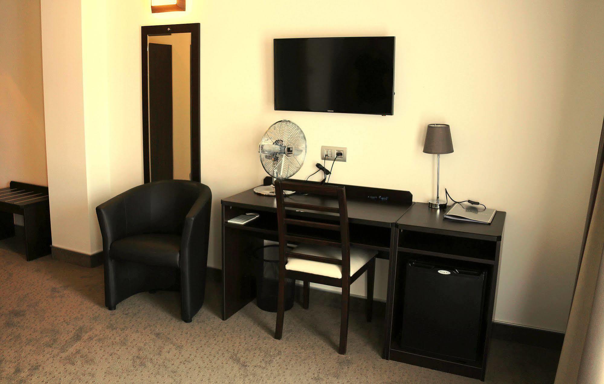 Hotel Saint Daniel Péruwelz エクステリア 写真